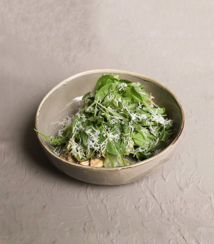 Зелёный салат с печёными овощами