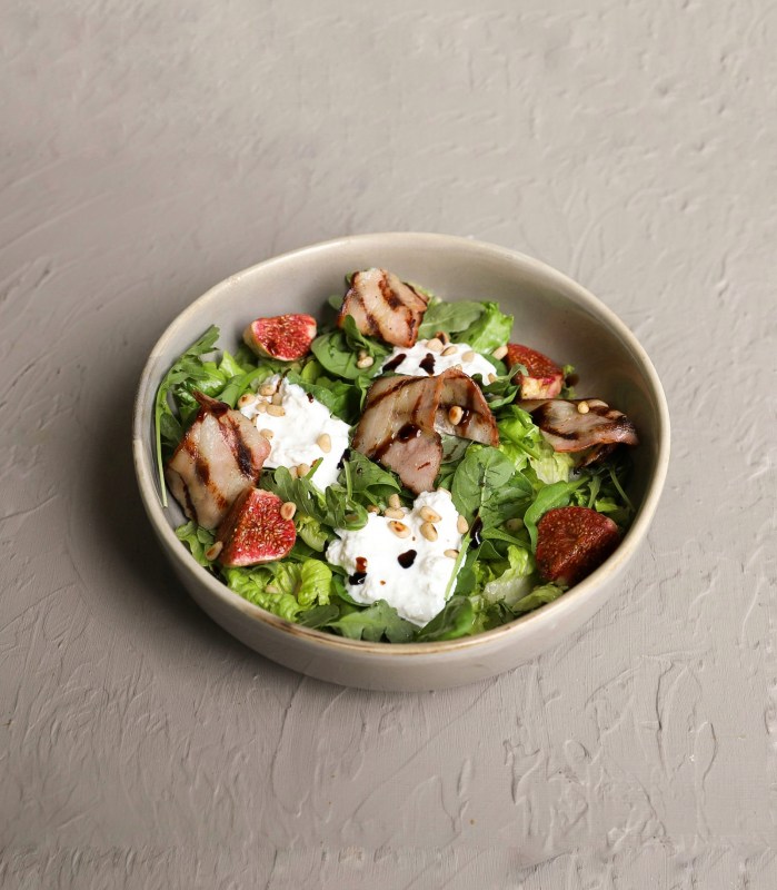 Салат с инжиром и страчателлой