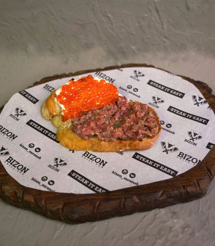 Брускетта с красной икрой и тартаром из говядины в стиле SURF&TURF